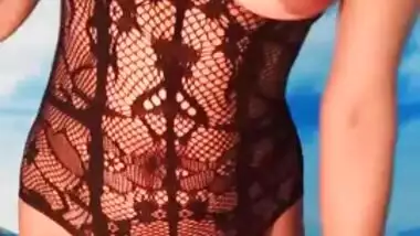 Amateur Desi model reveals her huge tits and smooth cunt in MMS clip