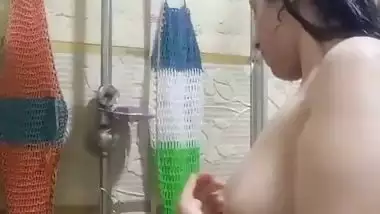 MILF shower nude bath viral video sharing with lover