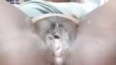 Tamil girl black pussy showing and fingering viral clip
