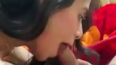 Naked girl shows her pussy in the Indian sex video – Part 1