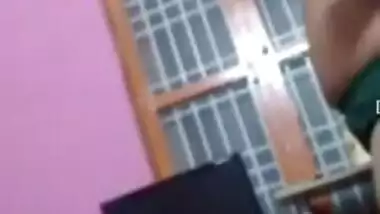 Amateur XXX model of Indian origin likes bras and she tries it on