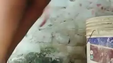 Sexy village girl shoots her nude MMS for fun