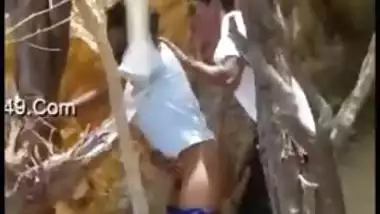 Horny lovers caught having quickie in doggy outdoor in Desi mms video
