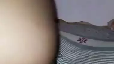 Dehati desi cleaning chut hair using scissors