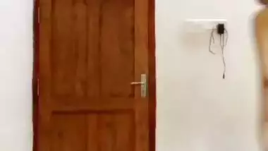 Young desi nude girl strips down her saree on camera