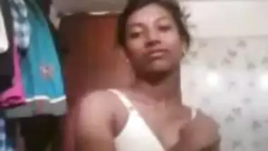 Video of Indian mom who tries to make online friend cum with boobs