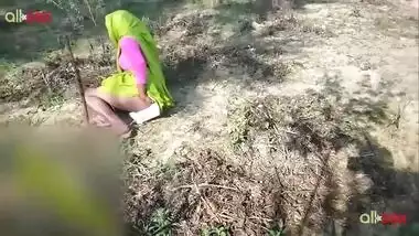 Village aunty sex - Lusty chick in yellow saree gives head n the forest