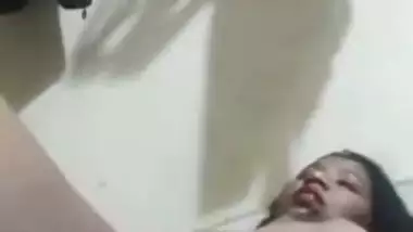 Chubby and dusky desi girl nude video making viral MMS